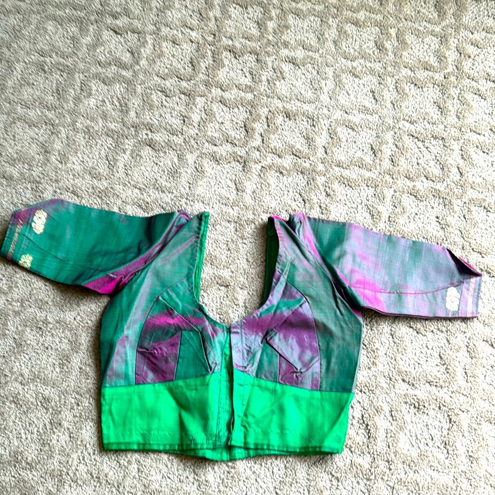 🌸 Women’s green with purple top 🌸